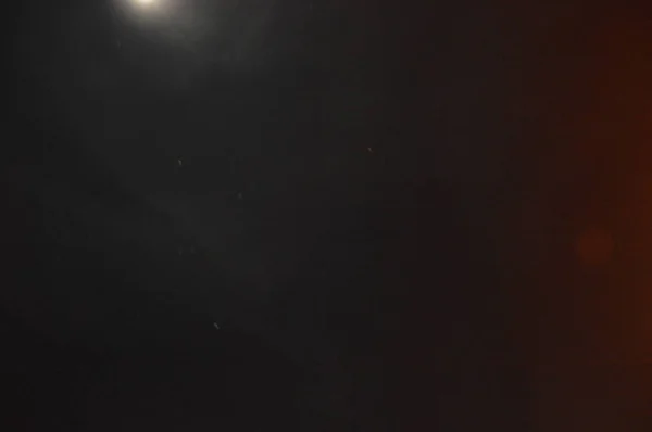 La luna nel cielo oscuro circondata dalla galassia della Via Lattea — Foto Stock