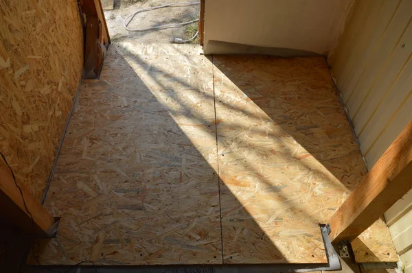 間の木スラブからの防風と床を敷設 — ストック写真