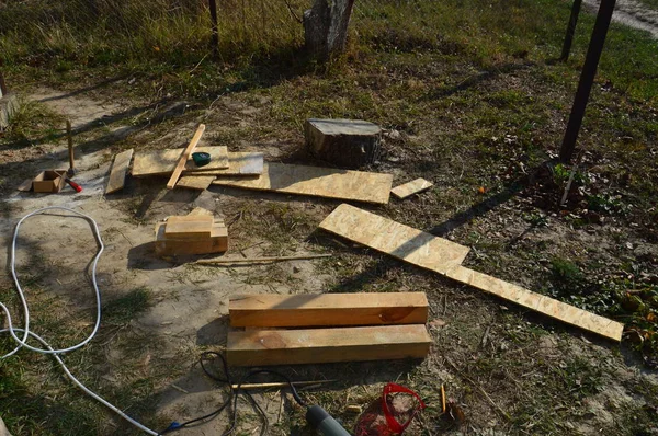 Verlegung von Windschutz und Fußböden aus Holzplatten in der Zwischendecke — Stockfoto