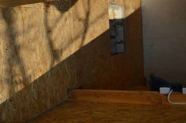 Evin içine yonga döşeyen bir soba.