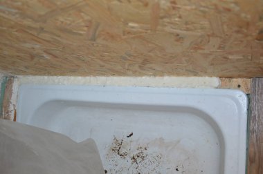 Evin içine yonga döşeyen bir soba.