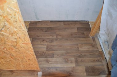 Evin içine endüstriyel muşamba döşemek.