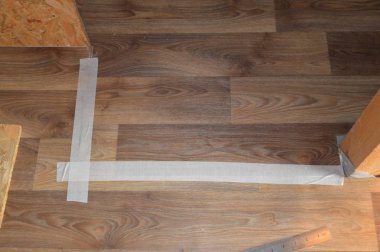 Evin içine endüstriyel muşamba döşemek.