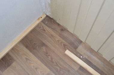 R 'nin içine eşik ve süpürgelik kurulumu