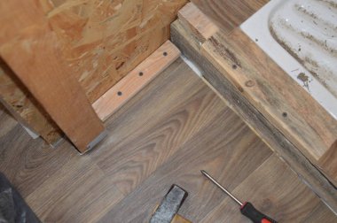 R 'nin içine eşik ve süpürgelik kurulumu