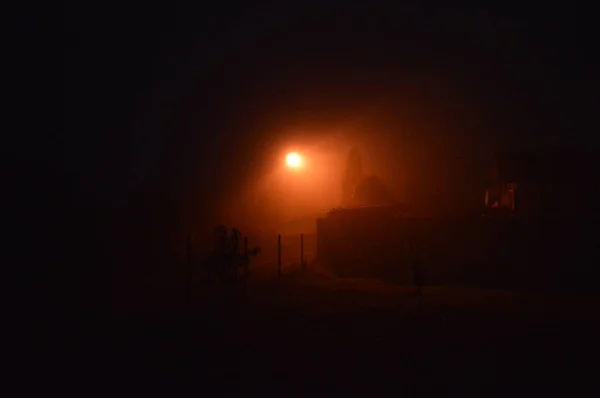 Утренний туман после ночи в лесу — стоковое фото