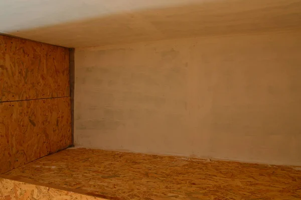 Τοποθετώντας πλακέτες στο εσωτερικό του σπιτιού osb σόμπα — Φωτογραφία Αρχείου