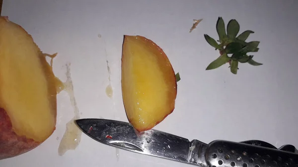 Obst Mit Dem Taschenmesser Auf Dem Teller Schneiden — Stockfoto