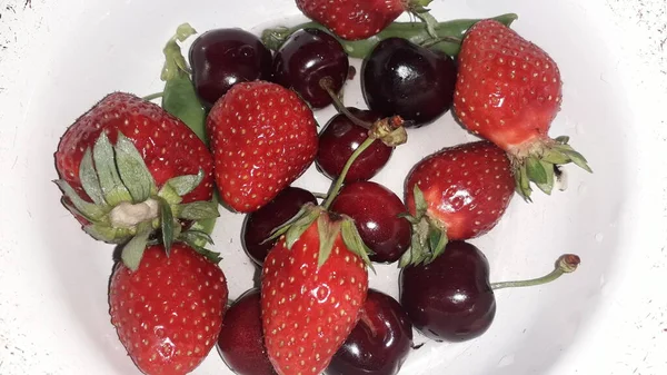 Obst Mit Dem Taschenmesser Auf Dem Teller Schneiden — Stockfoto