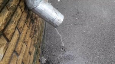 Bahar yağmuru yağıyor ve su damlaları su birikintilerine damlıyor. 