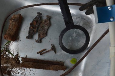 Metal dedektörlü ihanet eserleri.