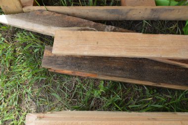 İnşaat için kereste tahtaları ve çam barları