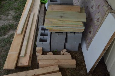 İnşaat için kereste tahtaları ve çam barları