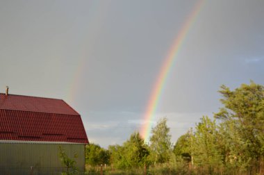 Bir fırtına ve yağmurdan sonra köyün üzerinde gökkuşağı