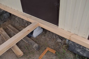 Keresteden yapılmış ahşap bir zemin.