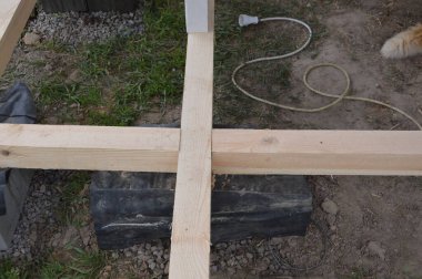 Keresteden yapılmış ahşap bir zemin.