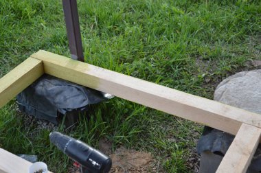 Keresteden yapılmış ahşap bir zemin.