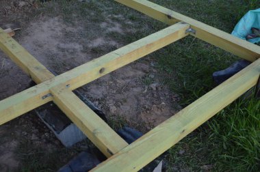 Keresteden yapılmış ahşap bir zemin.