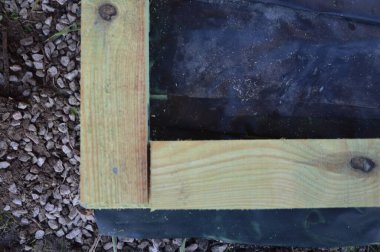 Keresteden yapılmış ahşap bir zemin.