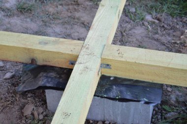 Keresteden yapılmış ahşap bir zemin.