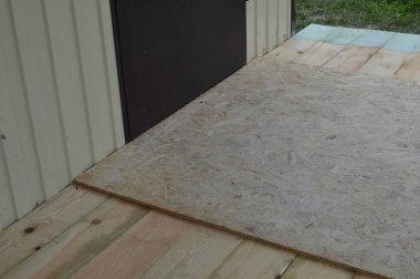 Keresteden yapılmış ahşap bir zemin.