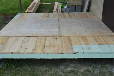 Keresteden yapılmış ahşap bir zemin.