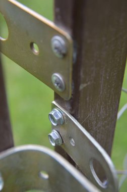 He asma kilidi takmak için bağlayıcılar kuruluyor