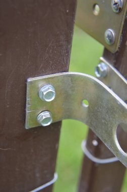 He asma kilidi takmak için bağlayıcılar kuruluyor