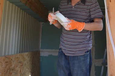 Kamera modeli için çeşitli pozlar veren bir adam.