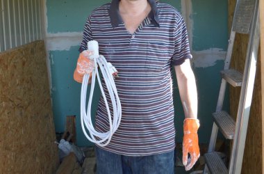 Kamera modeli için çeşitli pozlar veren bir adam.