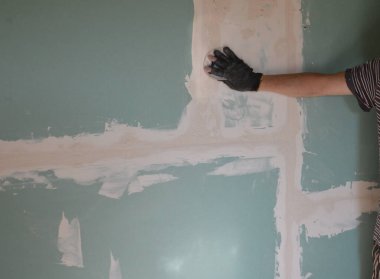 Kamera modeli için çeşitli pozlar veren bir adam.