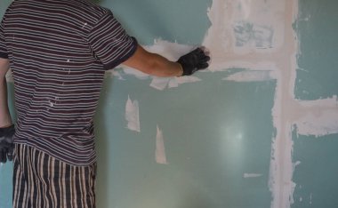 Kamera modeli için çeşitli pozlar veren bir adam.