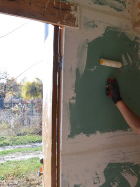 Kamera modeli için çeşitli pozlar veren bir adam.