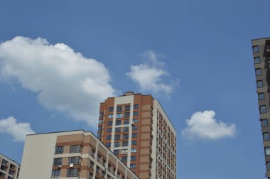 Mahallede yeni konut binaları ve çeyreğin altyapısı