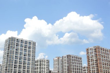 Mahallede yeni konut binaları ve çeyreğin altyapısı