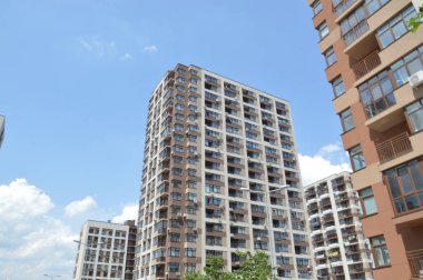 Mahallede yeni konut binaları ve çeyreğin altyapısı