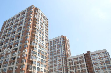 Mahallede yeni konut binaları ve çeyreğin altyapısı