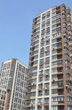 Mahallede yeni konut binaları ve çeyreğin altyapısı
