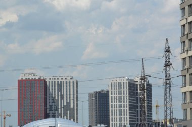 Mahallede yeni konut binaları ve çeyreğin altyapısı