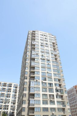 Mahallede yeni konut binaları ve çeyreğin altyapısı