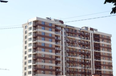 Mahallede yeni konut binaları ve çeyreğin altyapısı