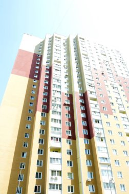 Mahallede yeni konut binaları ve çeyreğin altyapısı