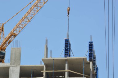 Mahallede yeni konut binaları ve çeyreğin altyapısı