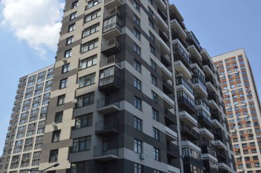 Mahallede yeni konut binaları ve çeyreğin altyapısı