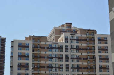 Mahallede yeni konut binaları ve çeyreğin altyapısı