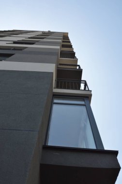 Mahallede yeni konut binaları ve çeyreğin altyapısı