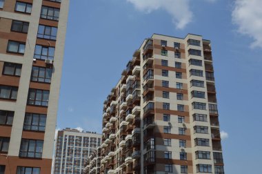 Mahallede yeni konut binaları ve çeyreğin altyapısı
