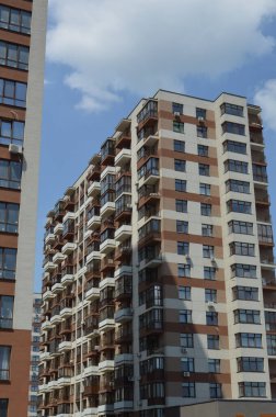 Mahallede yeni konut binaları ve çeyreğin altyapısı