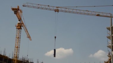 Yeni bir konut kompleksi ve ev inşaatı.