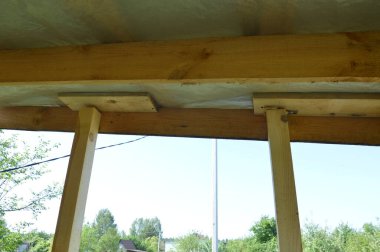 Raflardan ve kirişlerden oluşan verandanın girişinin inşaatı